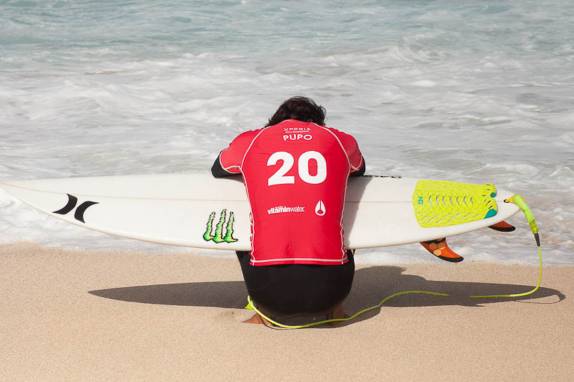 Concentração do surfista brasileiro Miguel Pupo antes de entrar no mar na praia de Pipeline, na North Shore de Oahu, no Havaí - foto de Laura Schunemann
